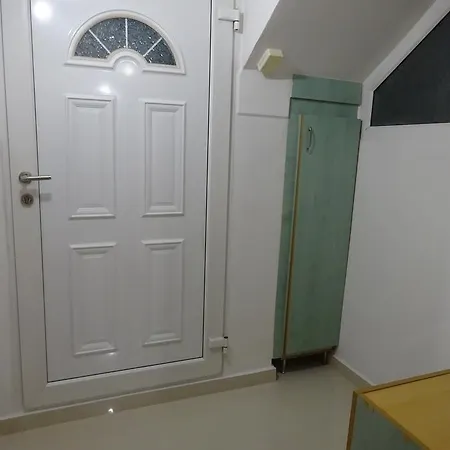 Jasmin White Daire *