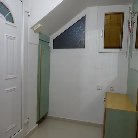 Jasmin White Daire Üsküp