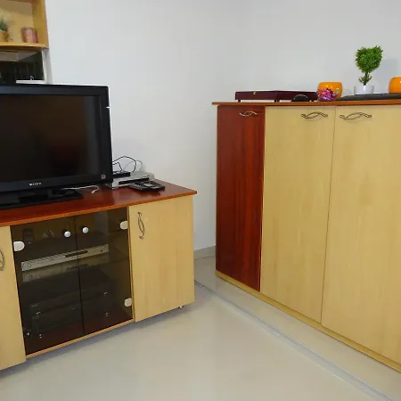 Jasmin White Daire *