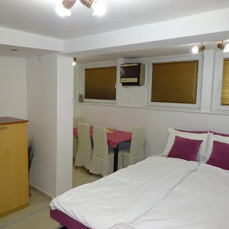 Jasmin White Daire *